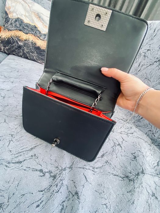 Малка черна чанта