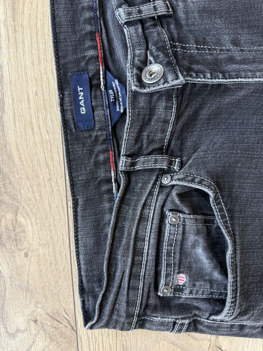 Blugi GANT Tyler Gri Barbari | Marime 33 x 32 (Talie 84 cm)