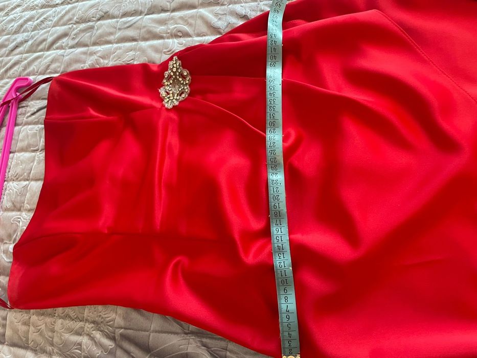 Vand rochie fără bretele din satin mărime 38