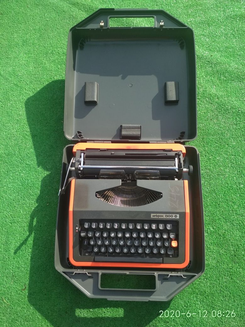 Пишеща машина Хеброс 1300Ф