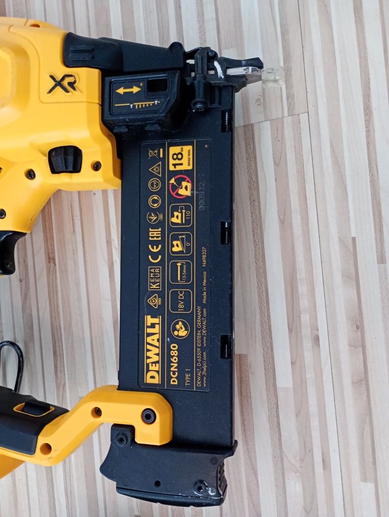 Pistol cuie lemn Dewalt DCN 680