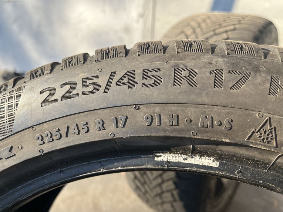 2 бр. зимни гуми 225/45/17 Continental 4,5-5 mm DOT 4017