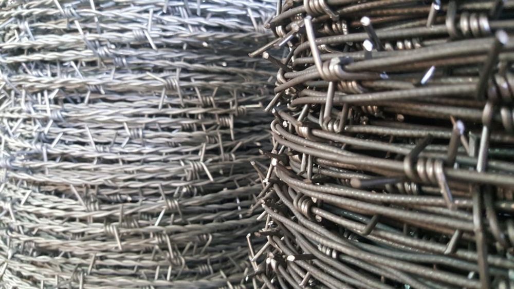 Колючая проволока от производителя.
