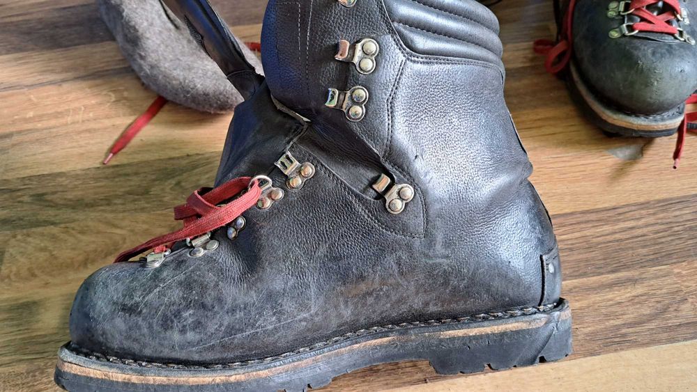 Работни с бомбе,кожени,нови-различни чифтове,размери от 38 до 48 номер