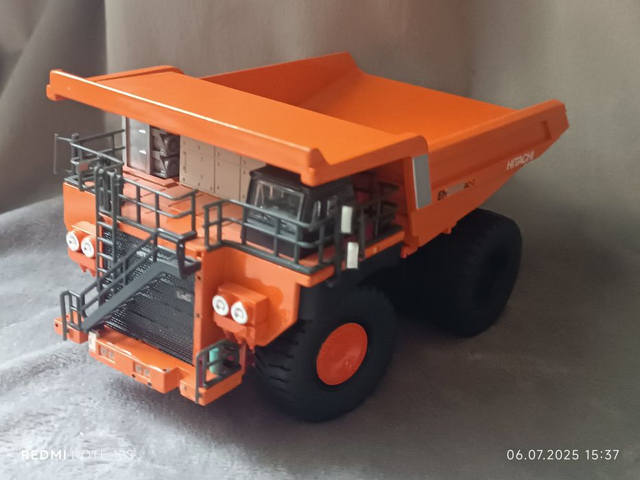 Модель коллекционная самосвал Hitachi
