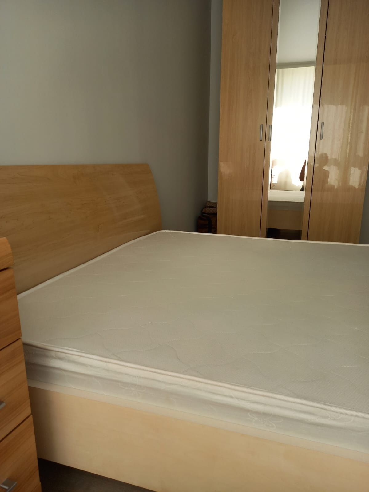 Продам шкаф, кровать с матрасом, комод