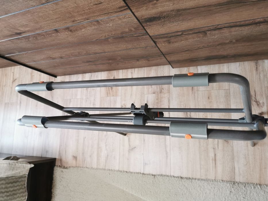 Продавам стойка и подложка за новородено за вана Stokke