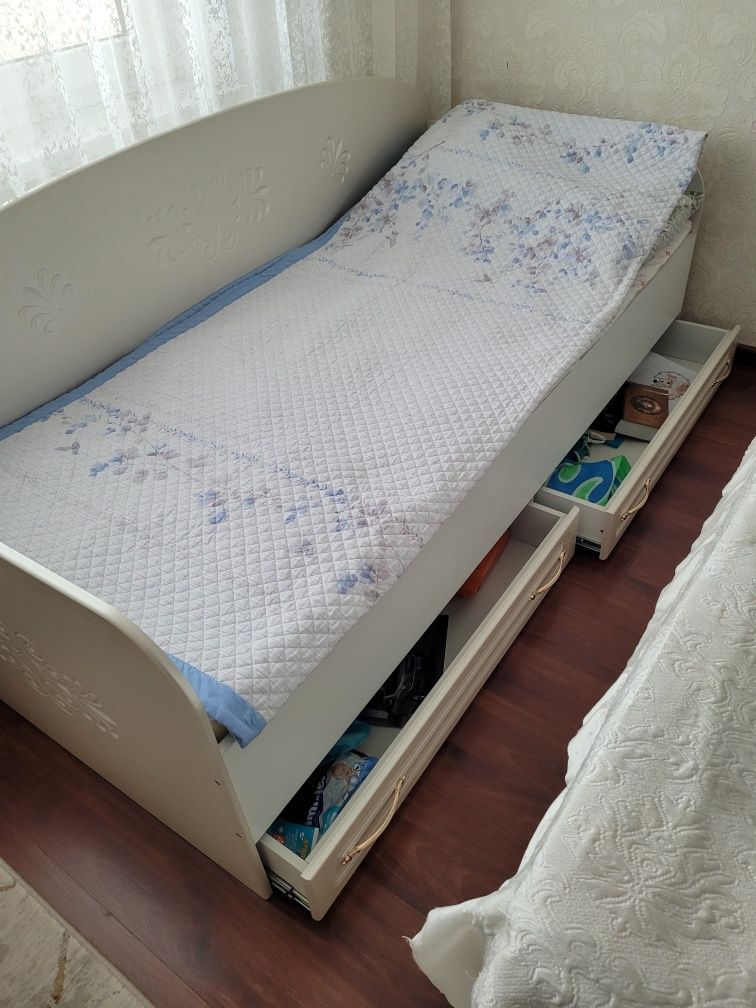 Кровать белая в комнату