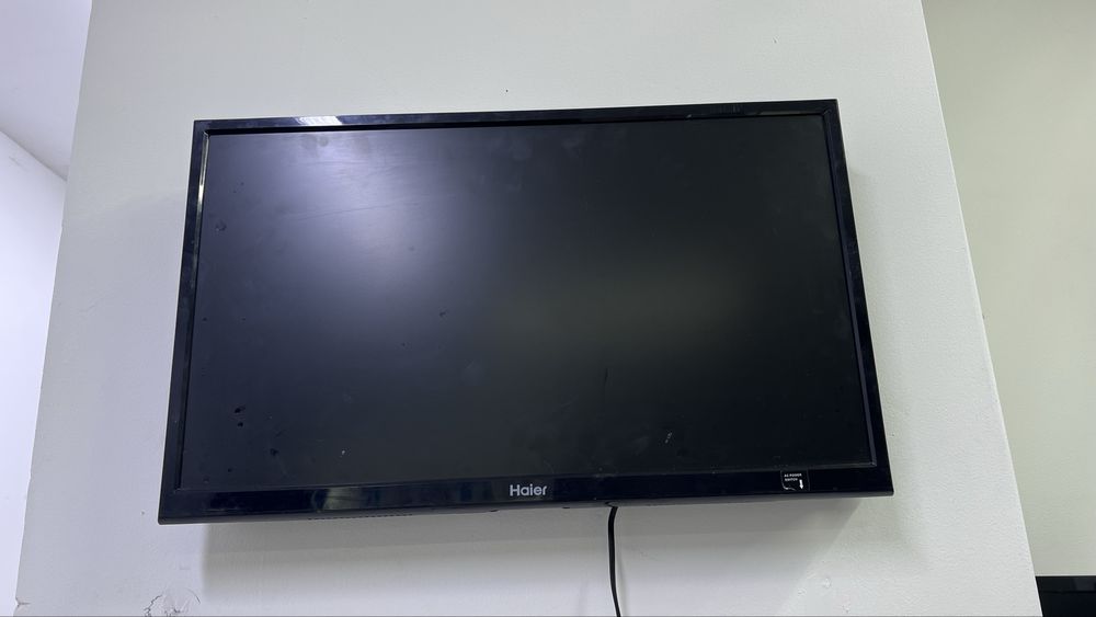 Телевизор Haier с кранштейном