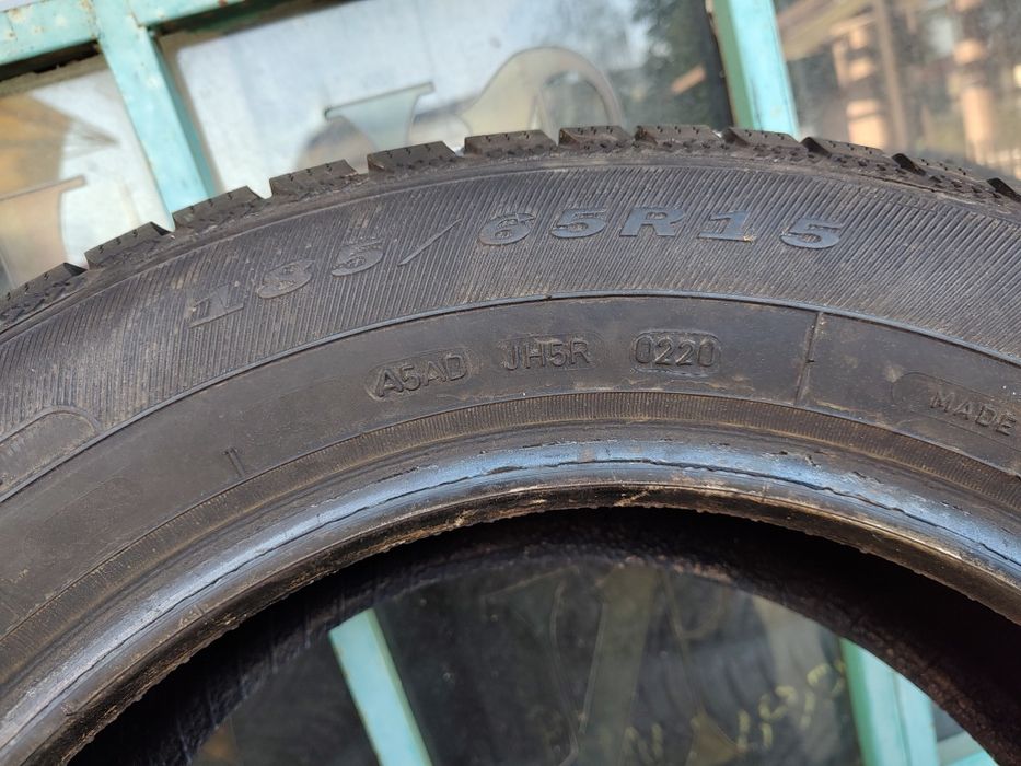 Продавам 2 зимни гуми 185/65/15 Debica