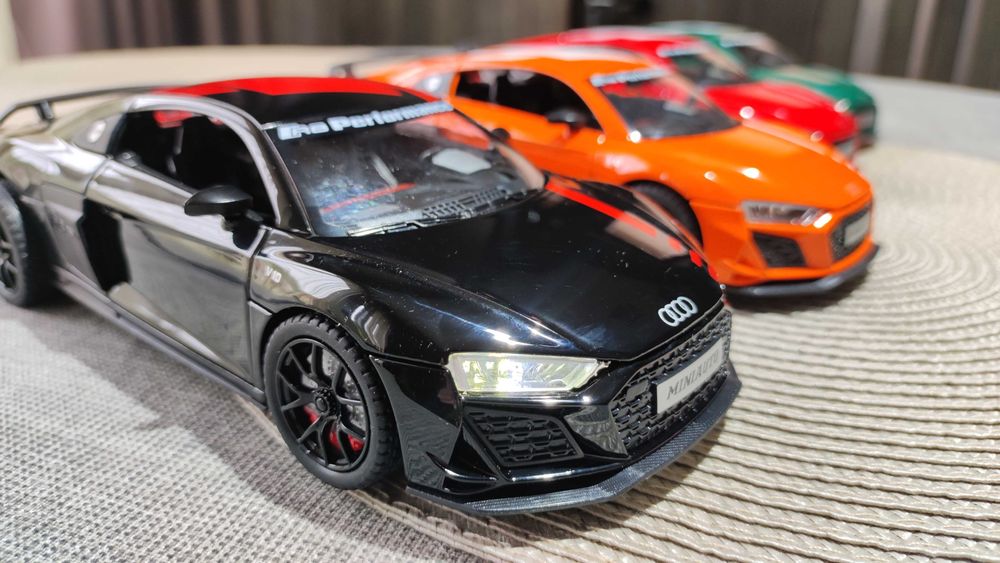 Метални колички Audi R8. Мащаб 1:24.