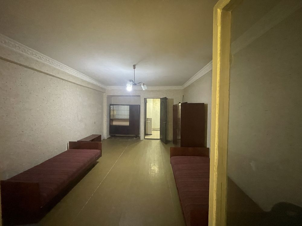 продается своя квартира на Ю.абаде 2 кв. 1/1/4 тип дома галерейный.