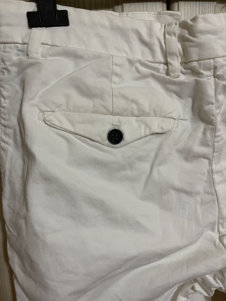 pantaloni albi scurți Zara