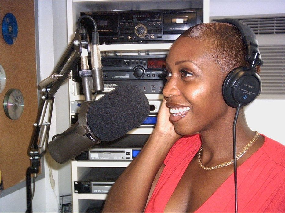 Kit Podcast PRO: Shure SM7B + Braț RØDE PSA1 + Interfață Vocaster One.