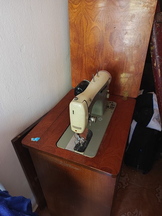 Vând mașină de cusut