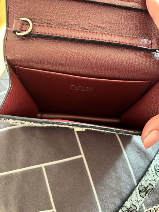 Дамска малка чантичка GUESS