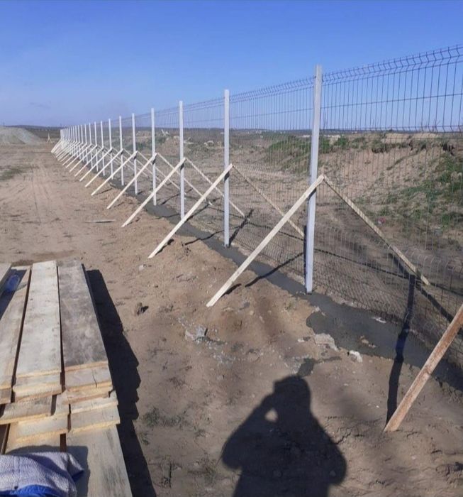 Facem garduri din plasă bordurată sau din șipcă metalică