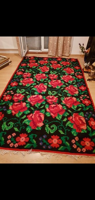 Covor tradițional românesc cu trandafiri vechi din lână de oaie țesut