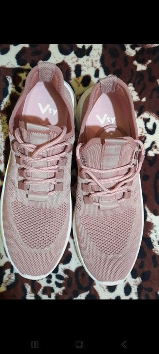 Vând urgent adidași vty