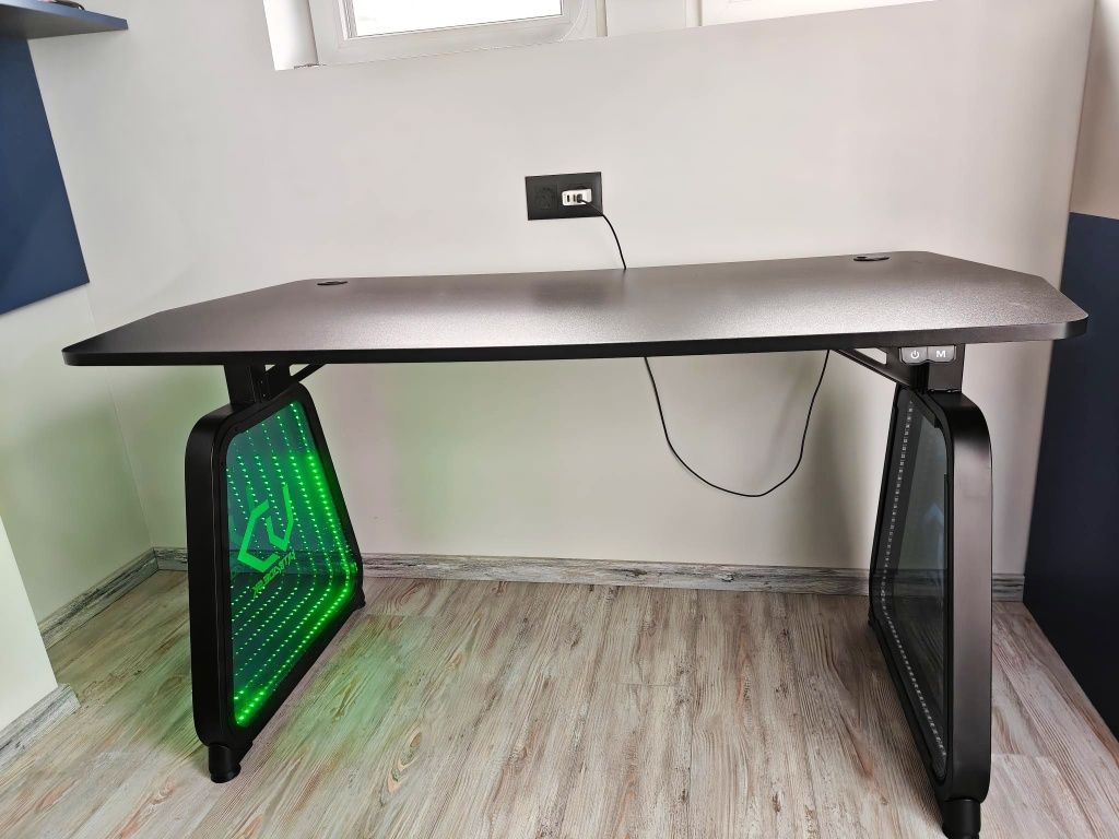 Гейминг бюро Ultradesk Booster, черно – регулируемо с RGB осветление