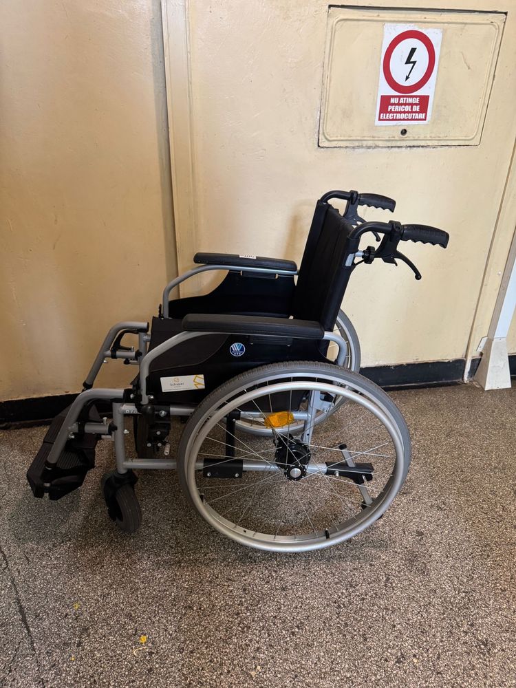 Scaun rulant medical batrani dizabilitati handicap (ca nou)