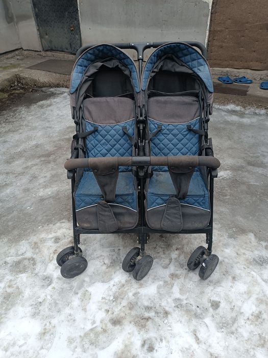 Продам коляску для двойняшек,по годок