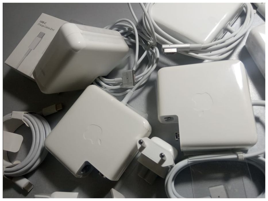 на MacBook 45W Air и Pro - зарядка, блок питания, шнур.