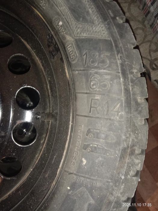 Продам комплект 4 колеса с зимними шипованными шинами. R-14, 186-65.