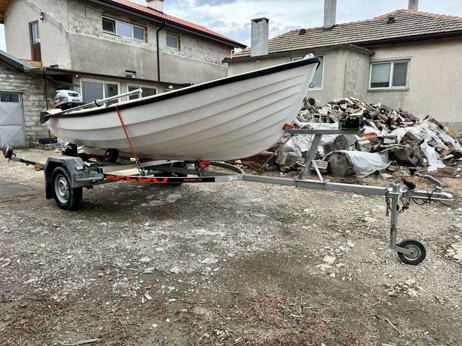 Оборудвана лодка, колесар и двигател