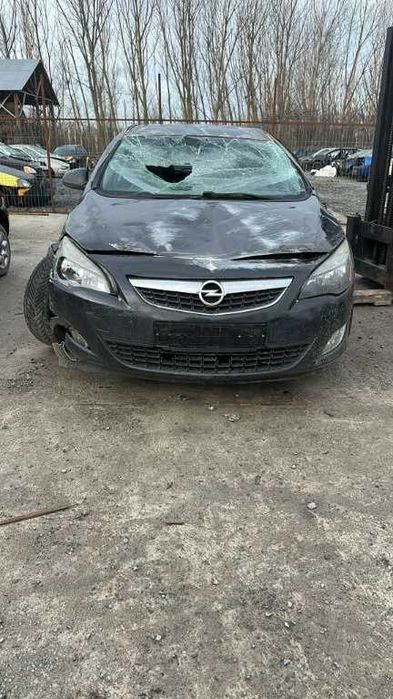 Dezmembrez Opel Astra J 2011 hatchback 1.7
