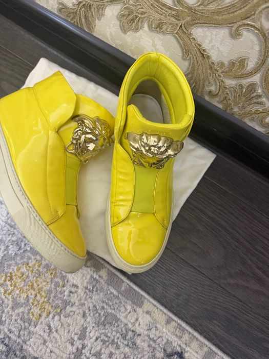Строго оригинальные кроссовки от Versace