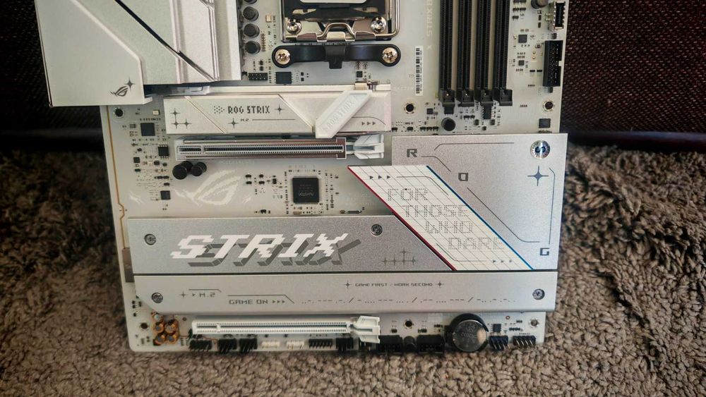 ASUS ROG Strix B850-A WIFI + НОВ RYZEN 7 9800X3D 8-Core AM5
