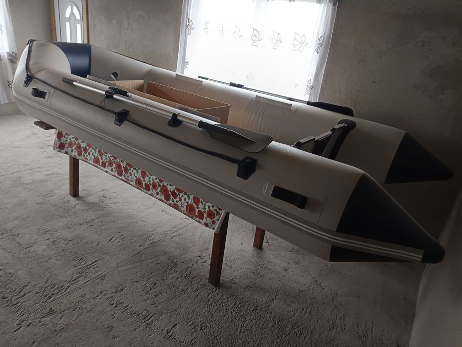 Barca gonflabila cu motor