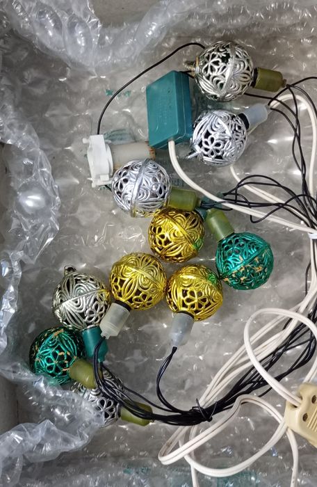 Instalație glob dantelat.