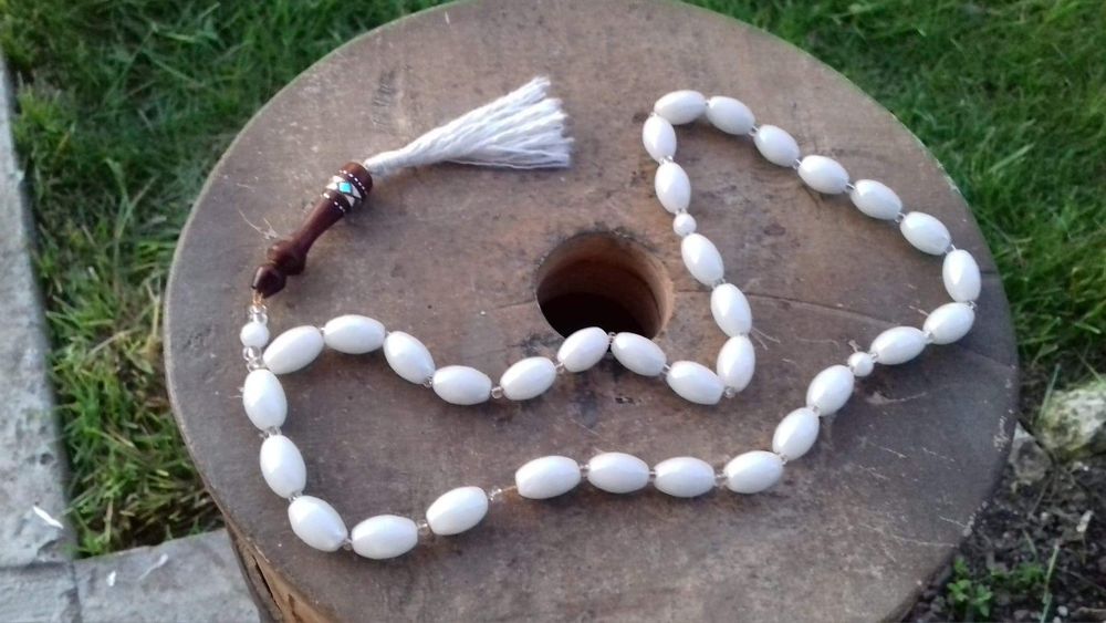 Броеница  от седеф и кехлибар