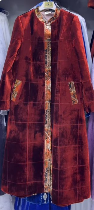 Меруерт Балманова сән үйінде тігілген шапан сатылады