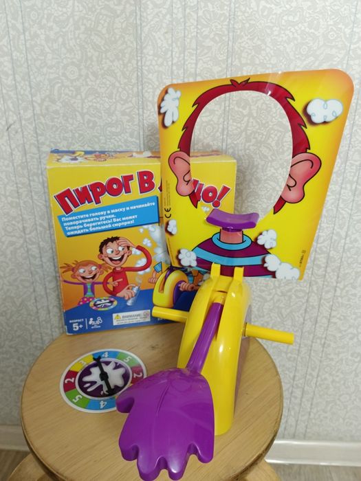 Развлекательная игра "Пирог в лицо"