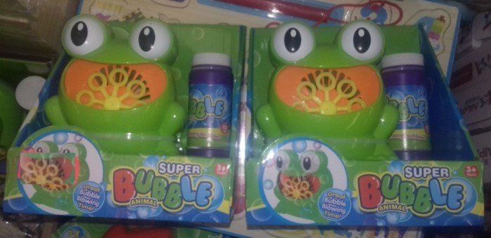 Masina de facut baloane pe baterii pentru copii Frog Bubble Machine