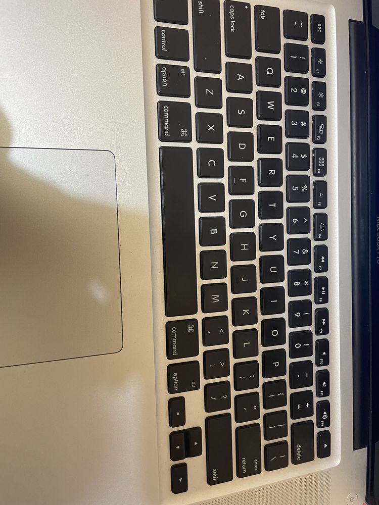 Vând MacBook pro