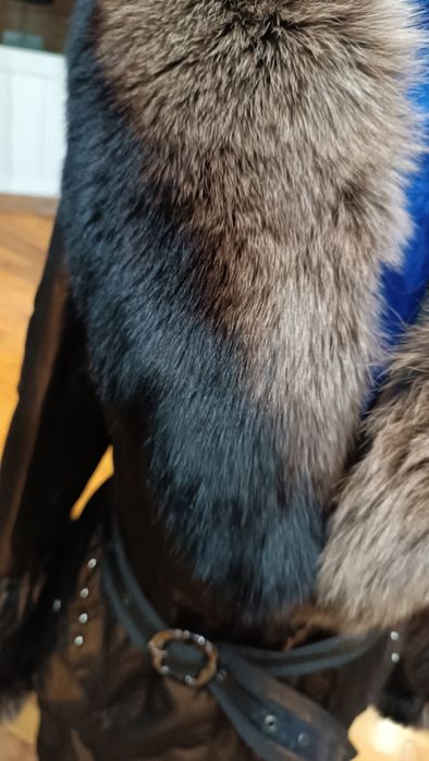 Тепловое плащ польто с воротником чернобурки.