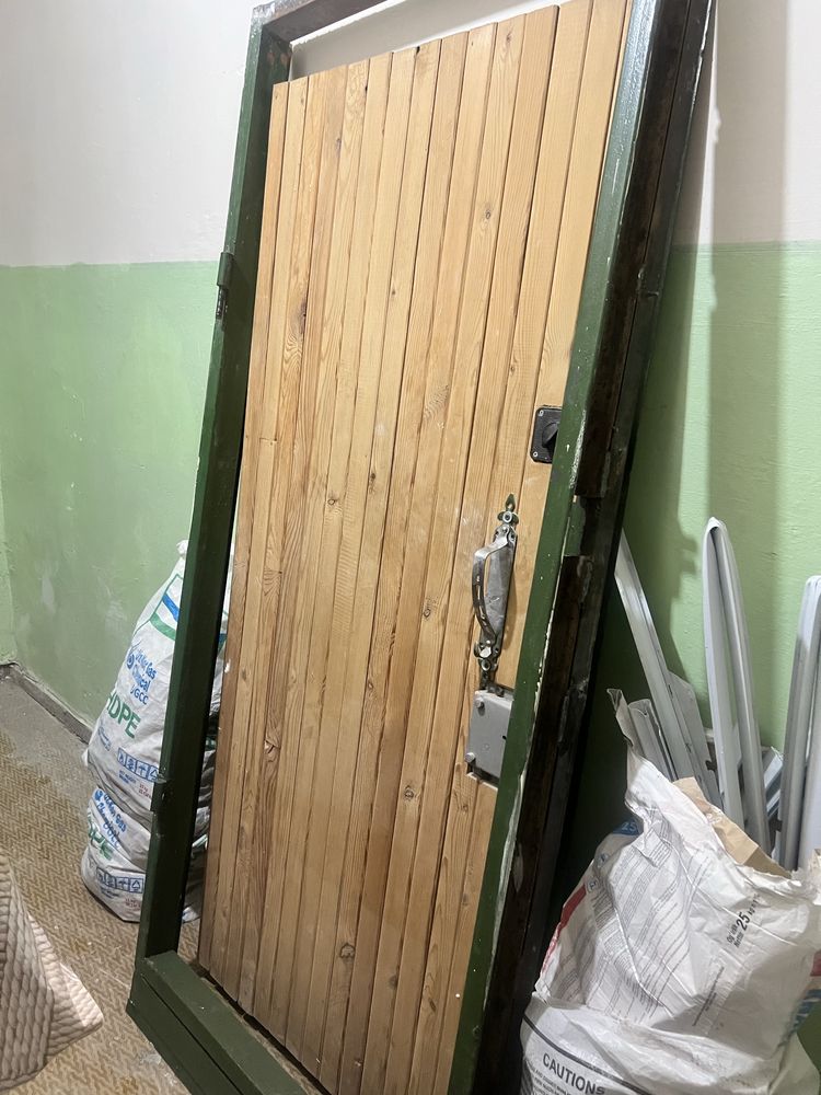 Продаетчя железная  дверь