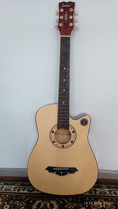 Akustik gitara sotiladi