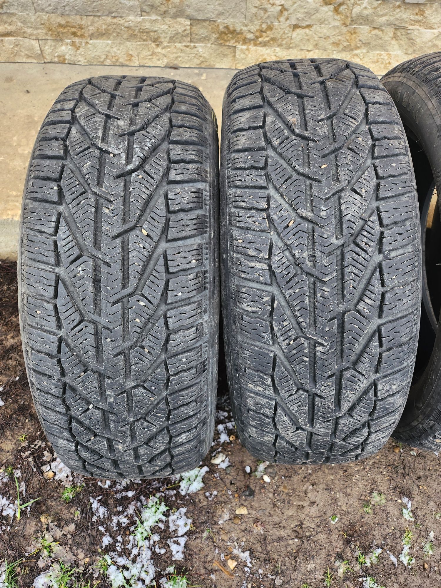 Vând cauciucuri 215 55 r16 iarna aproape noi