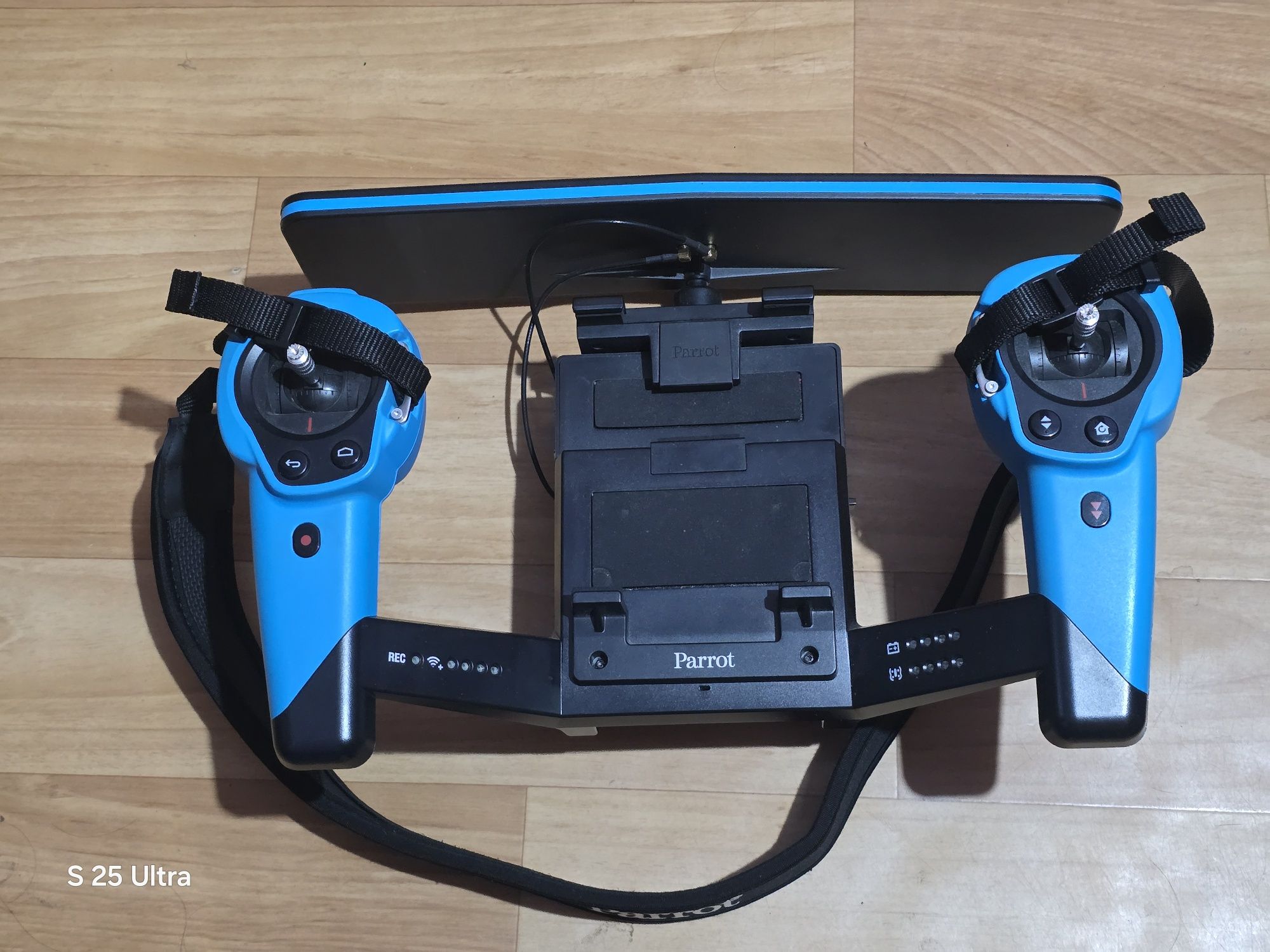 Джойстик за дрон Parrot Skycontroller