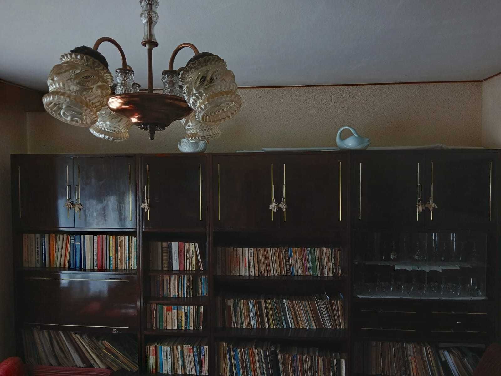 Biblioteca la vanzare