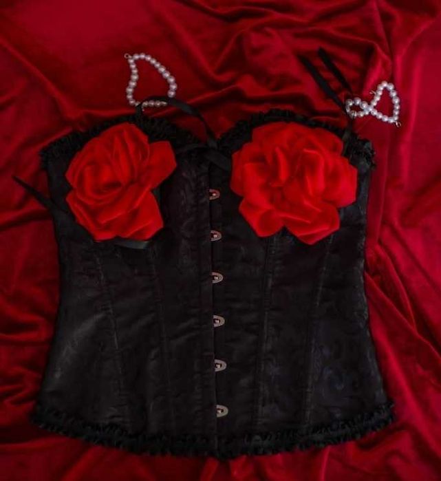 Corset cu trandafiri rosii