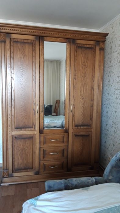 Продам шкаф тумба Беларусь состояние хорошее и стол 4 стулья