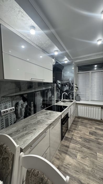 Продается 3 комнатная сталинка