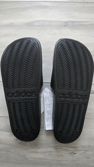 Vând slapi Adidas, noi, mărimea 42,.