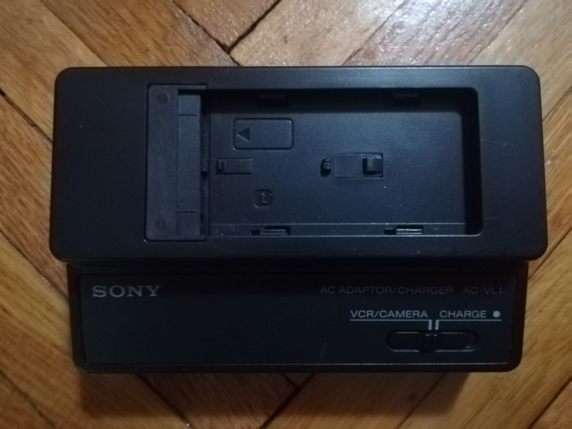 Încărcător Sony AC-VL1
